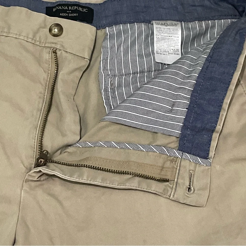 Banana Republic Men’s 33 (34x9) Aiden Chino Shorts Beige Flat Front Mid Rise